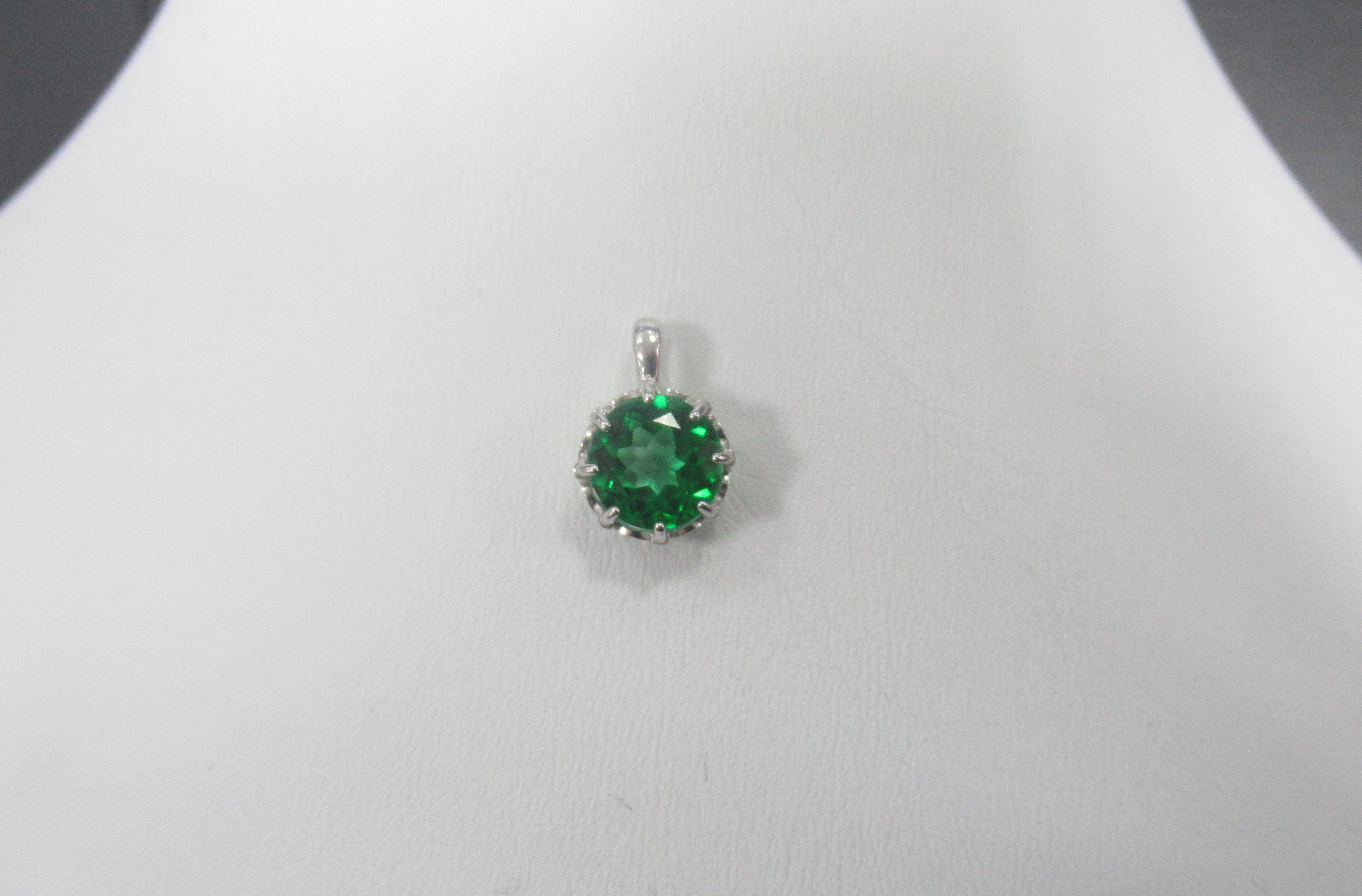 Серебряная подвеска с зеленым топазом